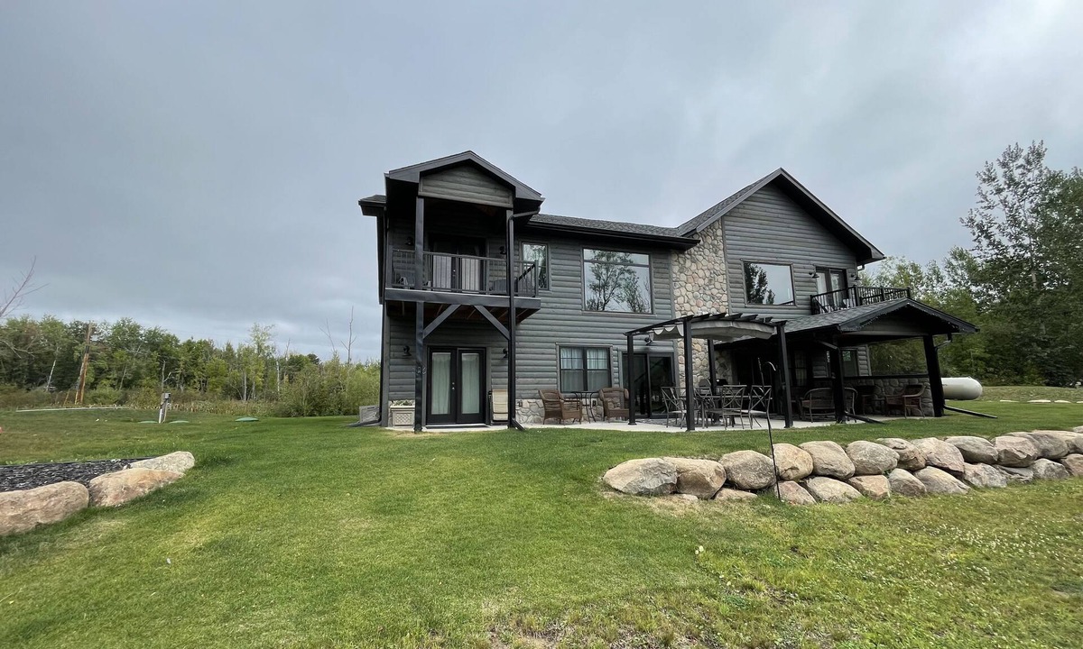 Aitkin House | Tranquil lake house retreat