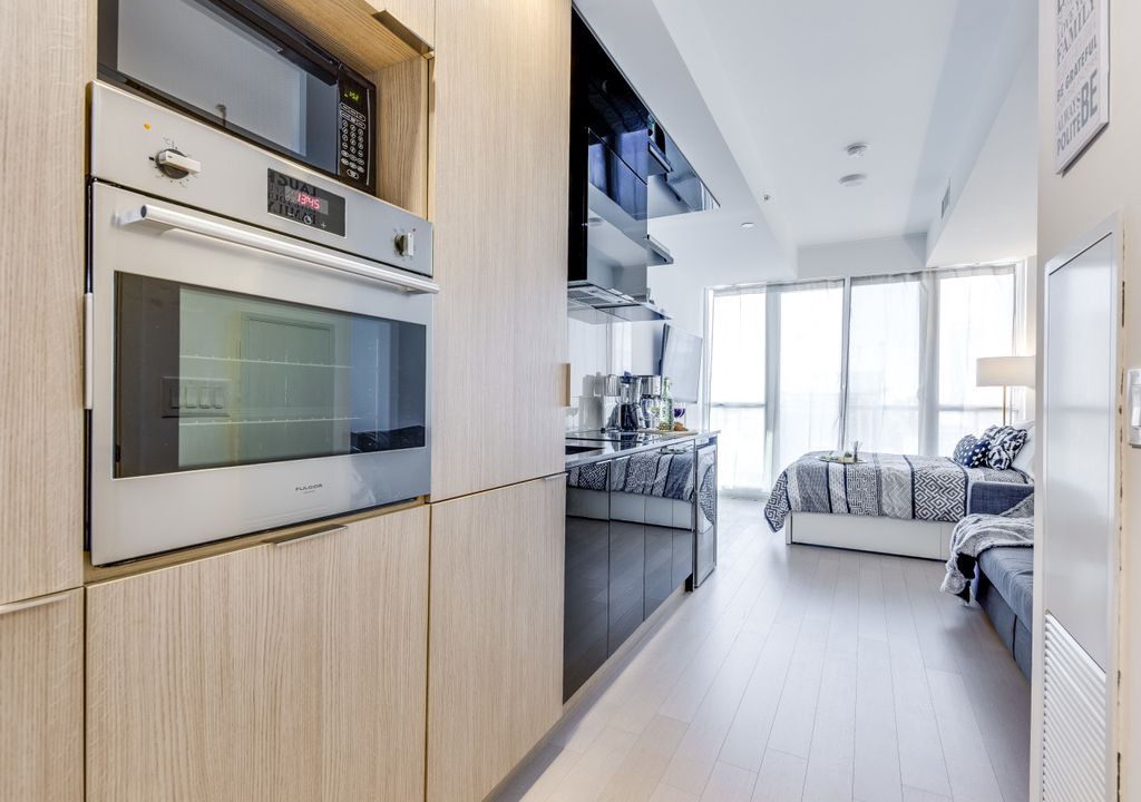 Financial District Apartment | Up-Scale Studio in Downtown Toronto