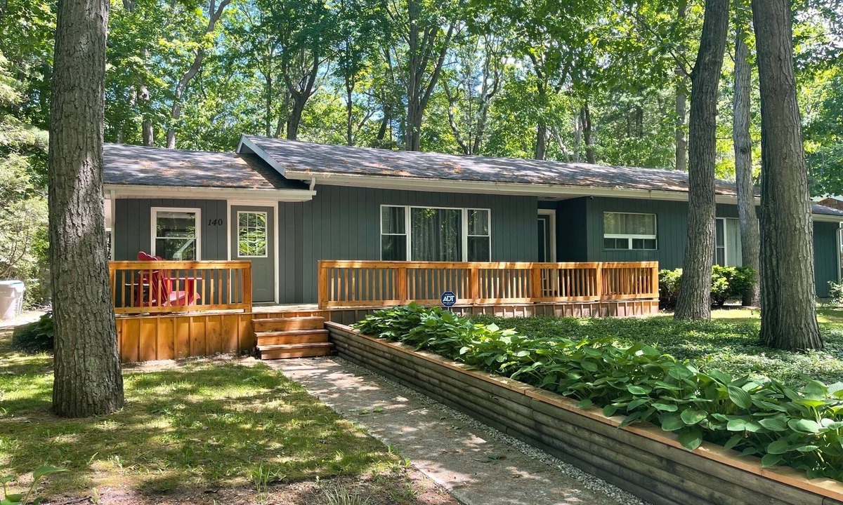 Grand Bend Cottage | Updated Cottage in Southcott Pines, Grand Bend. Steps to Sun Beach