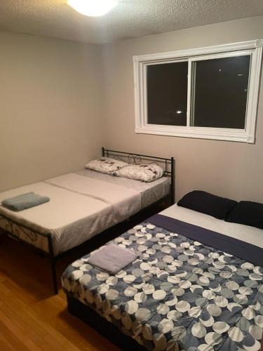 Rosemount House | Upper Level Cheap Room For 3 People- 24 Hrs Checkin-Walking to Bus,Grocery, Plaza