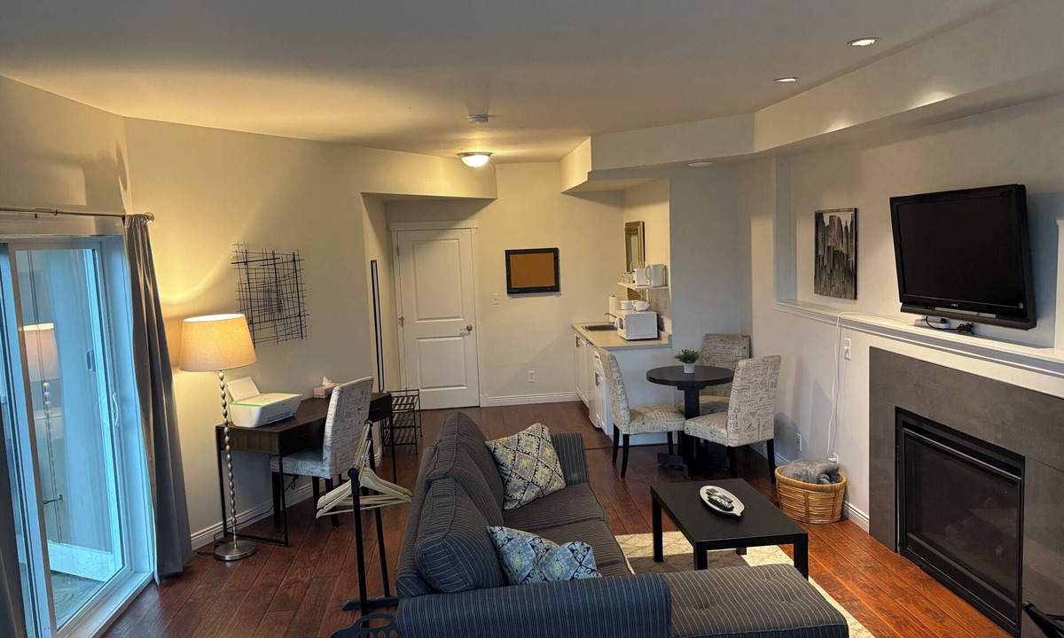 Saanich Apartment | Upscale Studio close to airport, ferries and downtown VictorianPet friendly