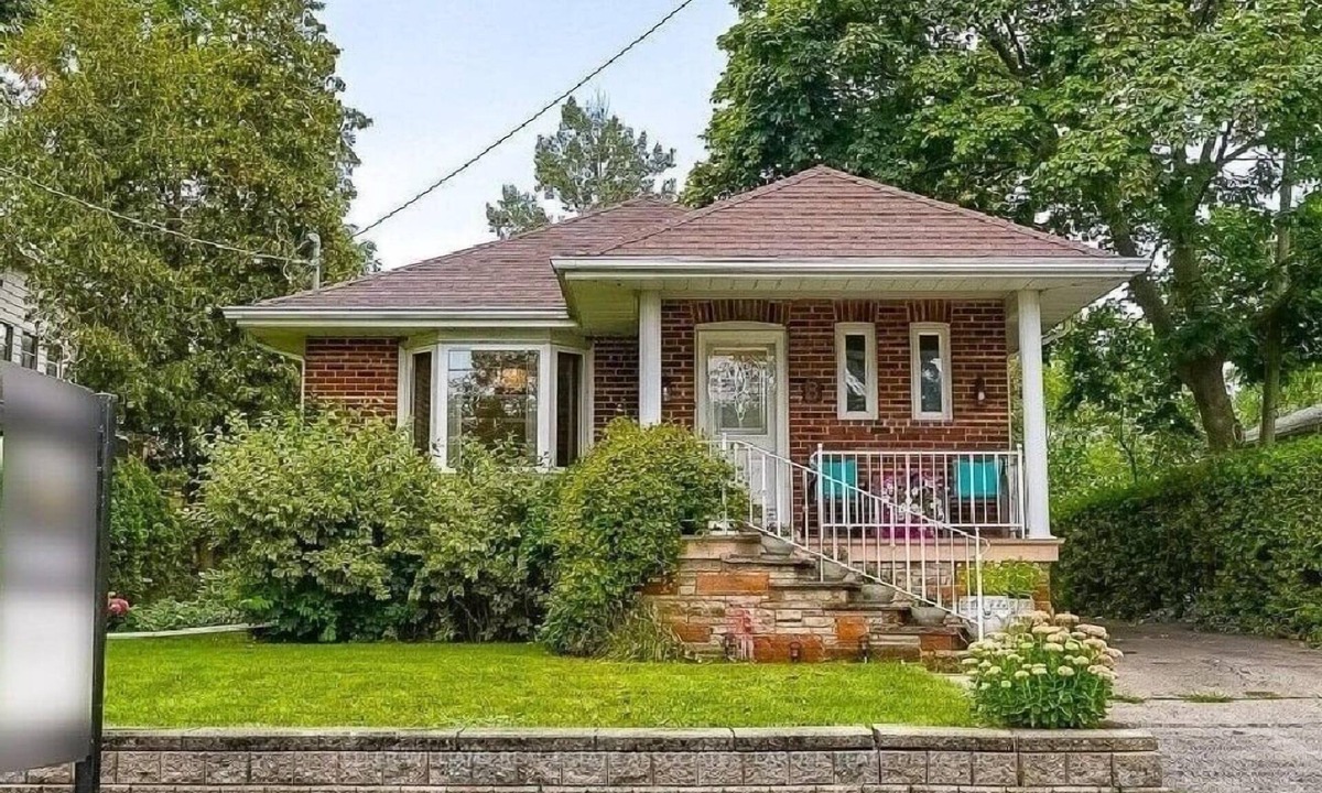 Port Credit House | Vibrant Lakefront Retreat