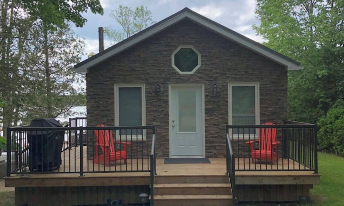 Port McNicoll Cottage | Victoria Harbour Cottages Queen Bed Chalet