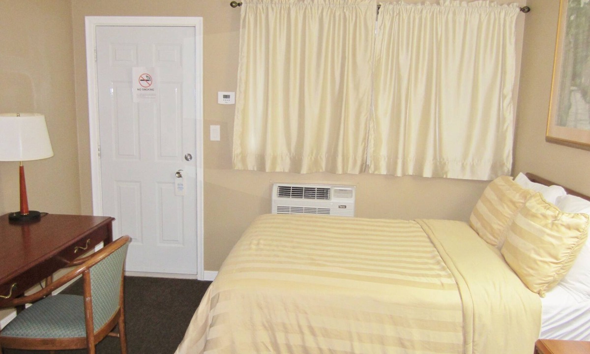 Lively Hotel | Village Inn & Suites