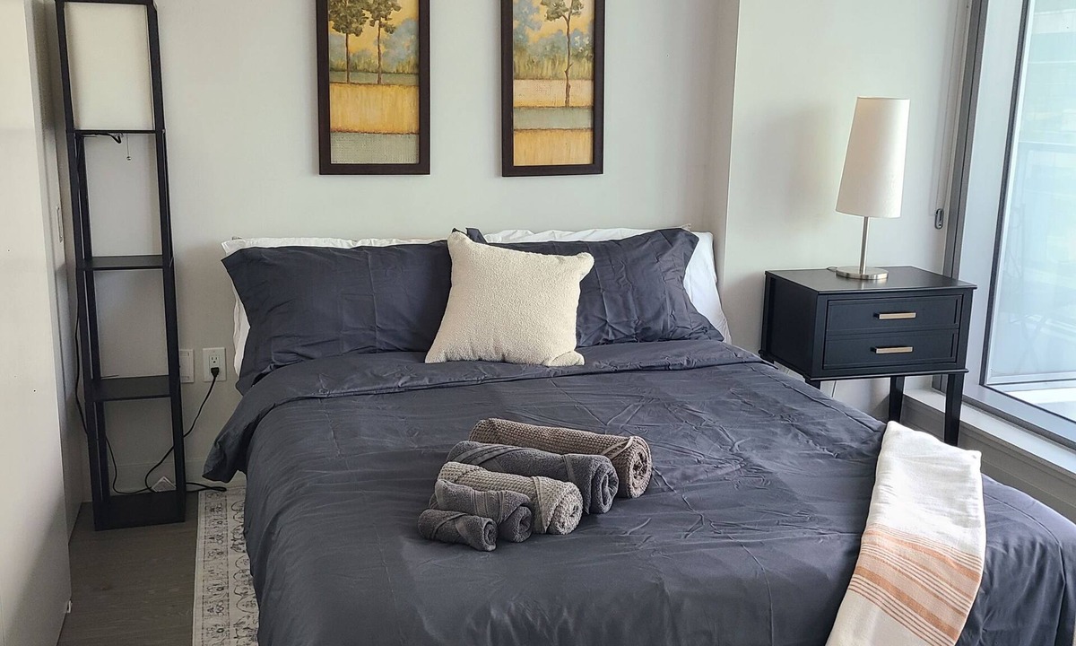 Byward Market - Parliament Hill Condo | Walk to marketplace from quiet secure condo backing onto Sparks St.
