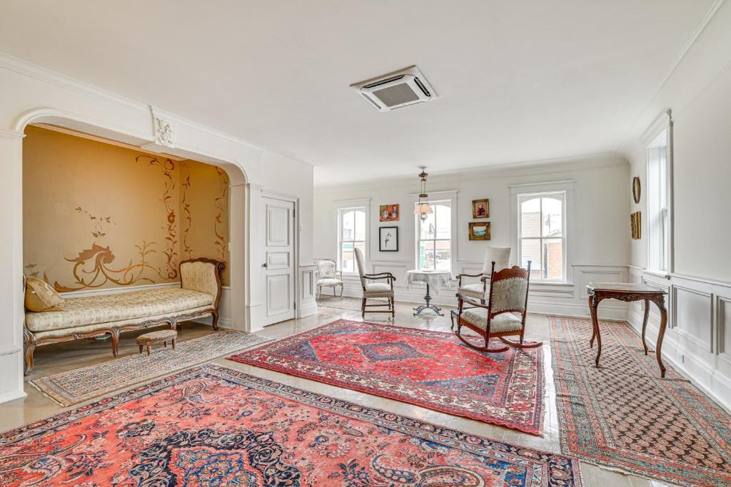Spring Grove Apartment | Walkable Main Street Location Spring Grove Apt