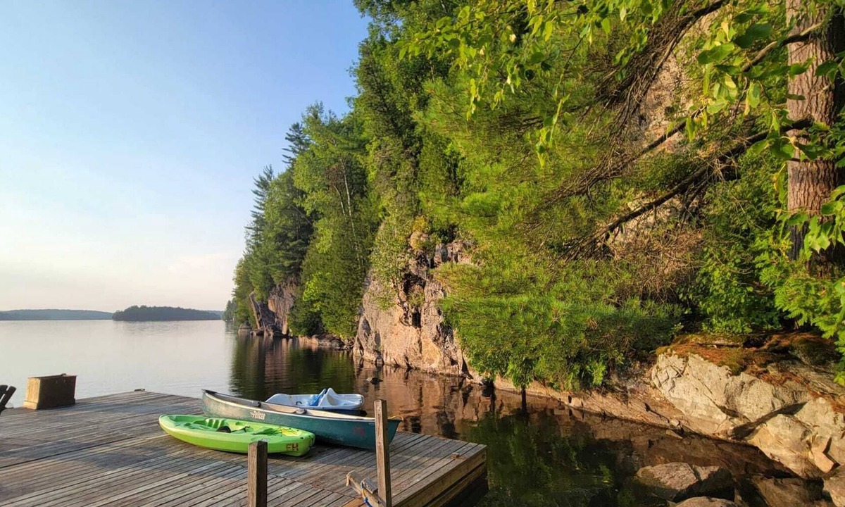 Algonquin Highlands Cottage | Waterfront New and Modern 3 bedroom cottage with WiFi and AC