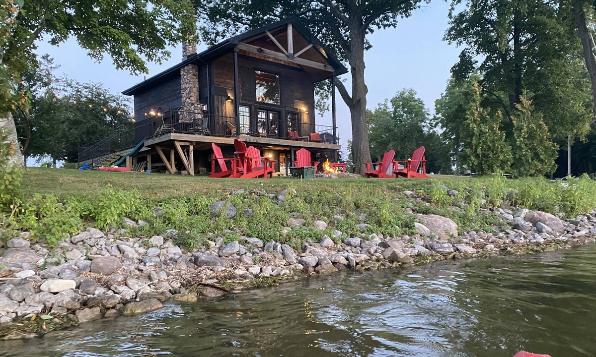 Janetville Cottage | Waterfront Cottage ! Sandy swimming area, games room & hot tub ! Unique charm !