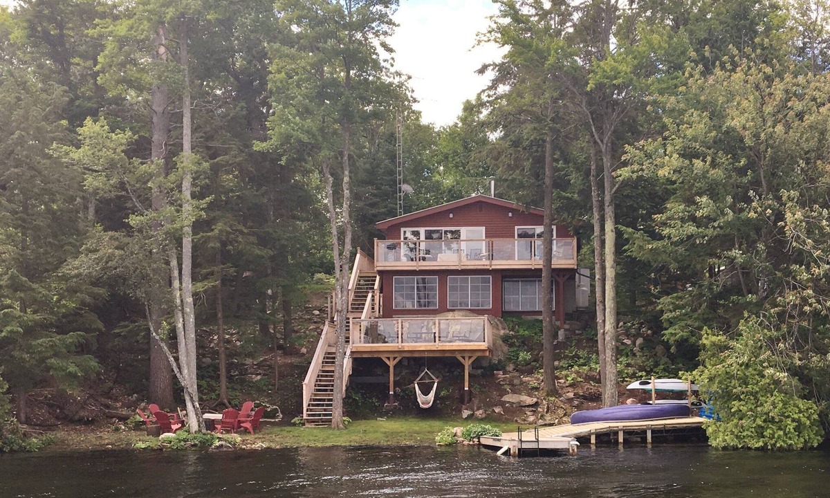 Selwyn Cottage | Waterfront Cottage on the Lake, with Game Room, Sunroom