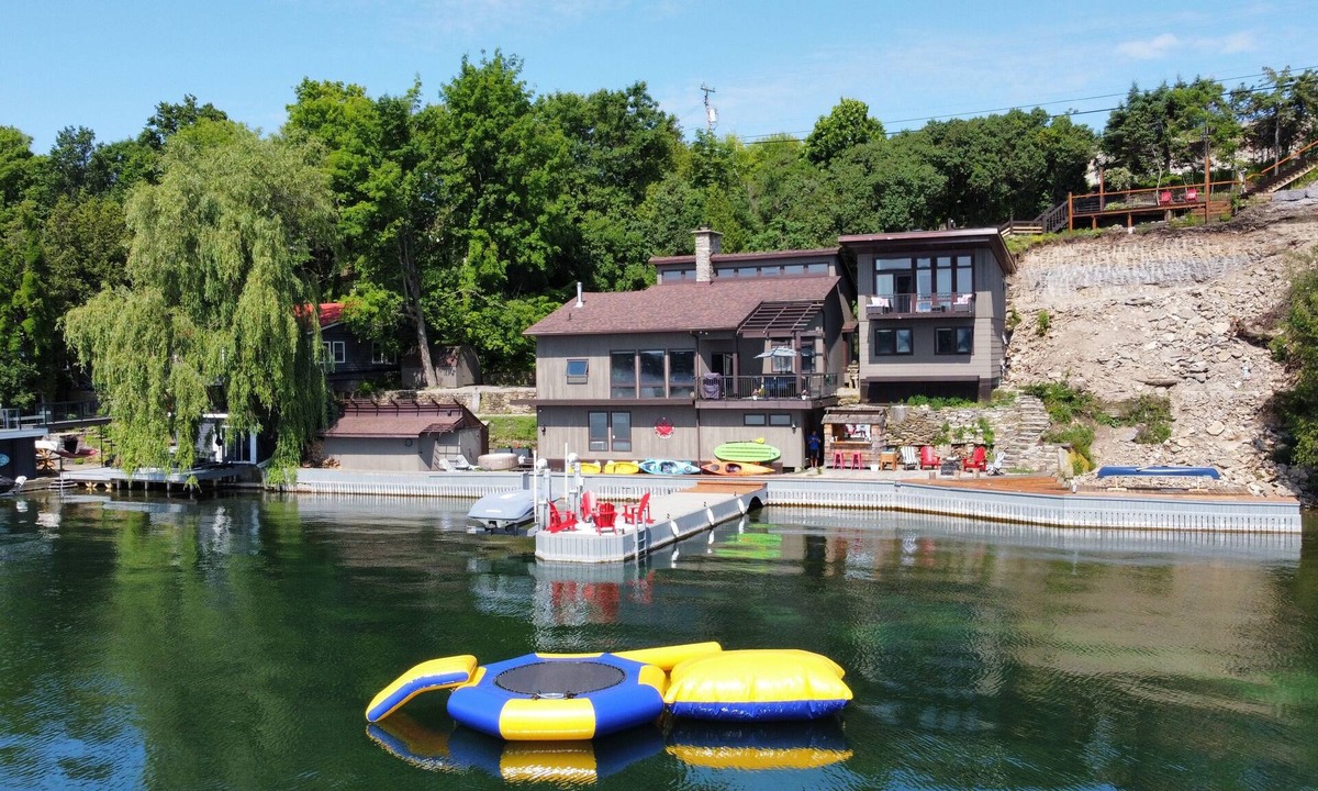 Elizabethtown-Kitley House | Waterfront Cottage With Unique Design