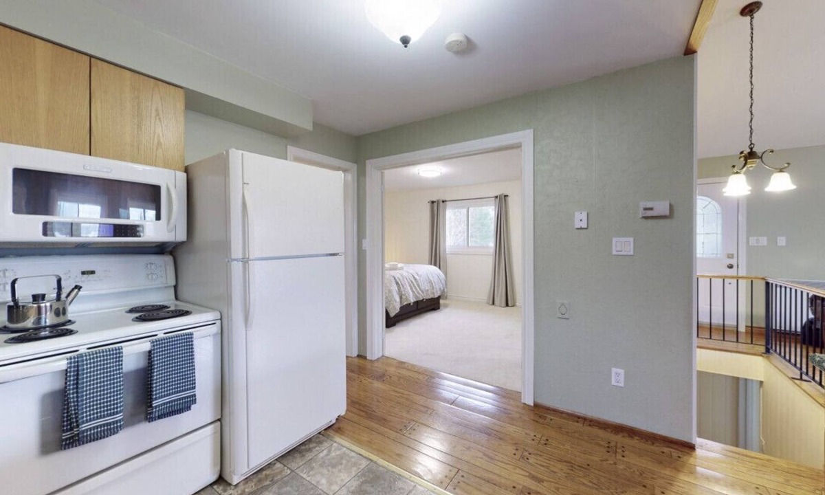 Victoria Road Cottage | Waterfront Cottage w/Heating + Kitchen + LakeView + Deck + Fishing