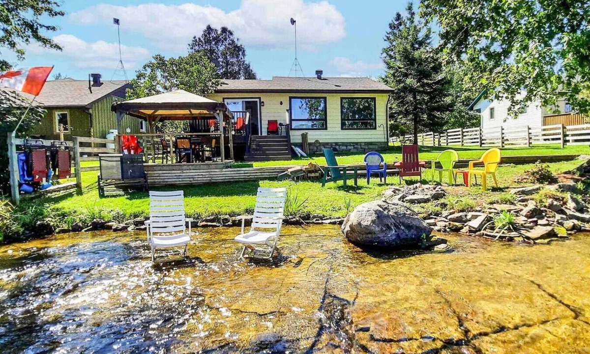 Drummond-North Elmsley Cottage | Waterfront Cottage, Wi-Fi | Netflix | Dog Friendly