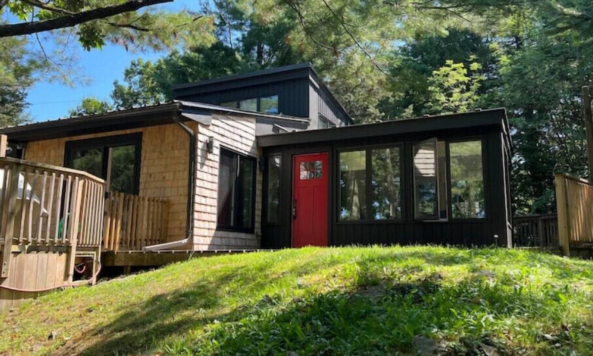 Lansdowne House | Waterfront Luxe 4 Bedroom home with its own hottub nn