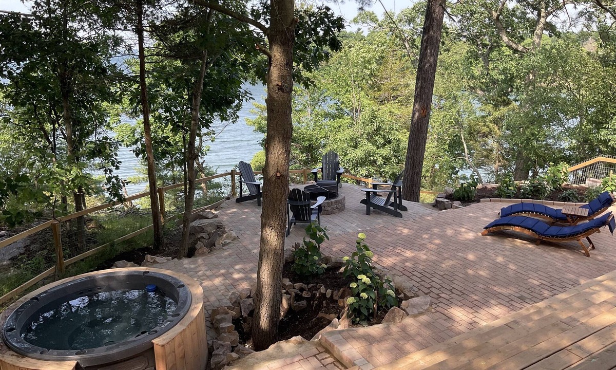 Lansdowne Ski Chalet | Waterfront Luxury 4-person Home with Private Hot Tub, Pet Friendly