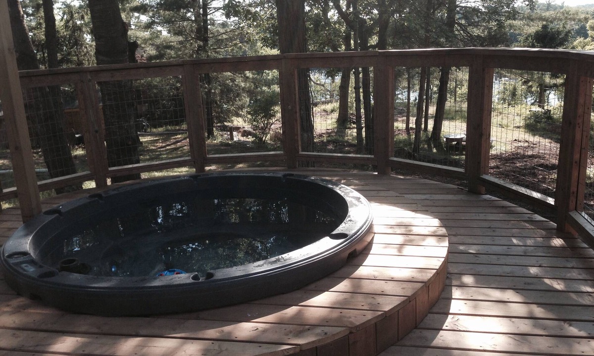 Lansdowne Cottage | Waterfront Luxury Cottage for 8 with Private Hot Tub & Free Dockage