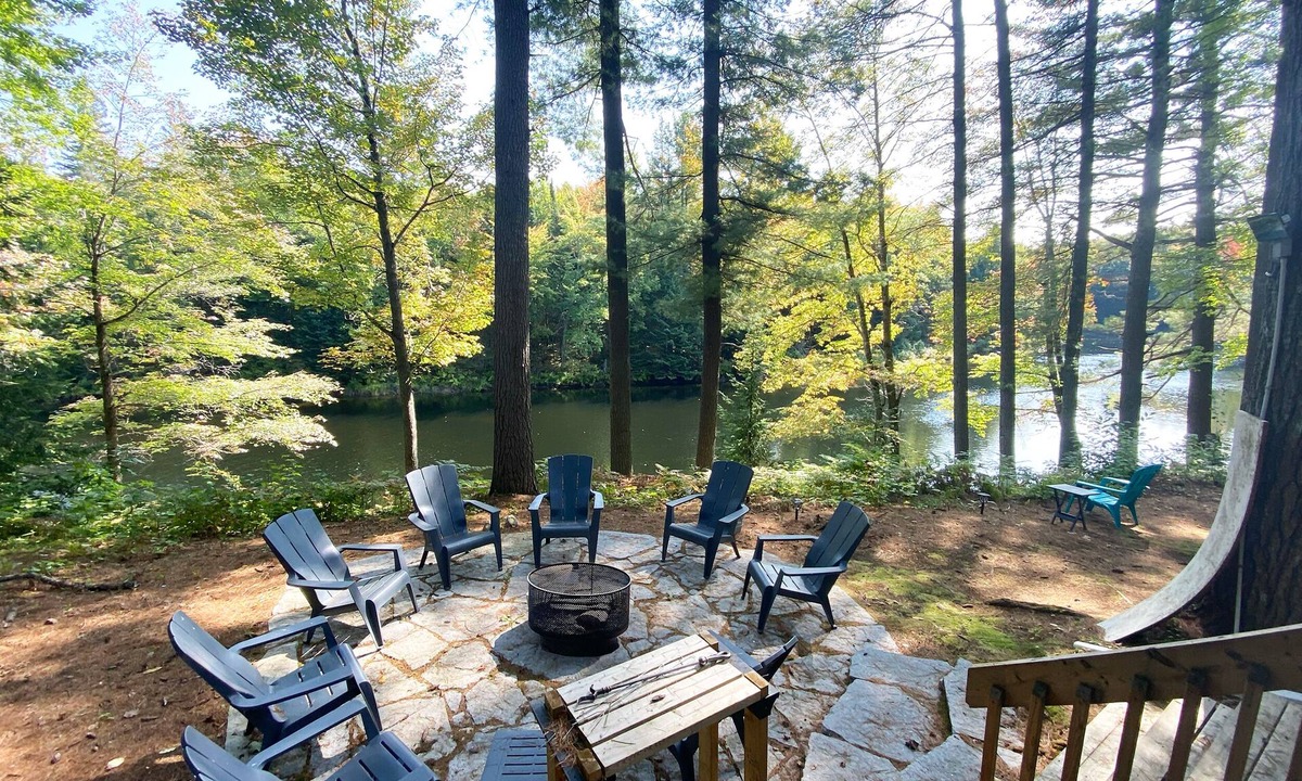 Bracebridge Cottage | Waterfront Oasis | Kayaks/Canoe | Free Ont Parks Pass | Firepit | Muskoka Room