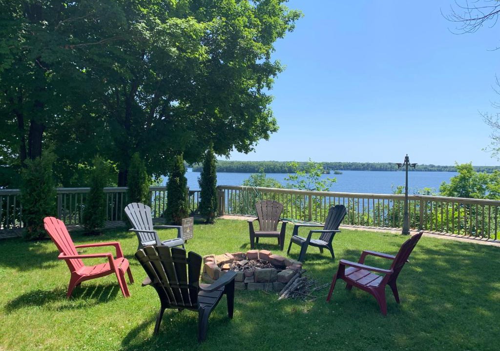 Rideau Lakes House | Waterfront Q Estate summer cottage