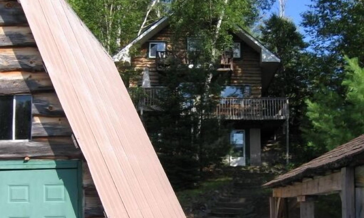 Scotia Cottage | Waterfront! Sleeps six, minutes from Huntsville, sandy beach, rustic charm!