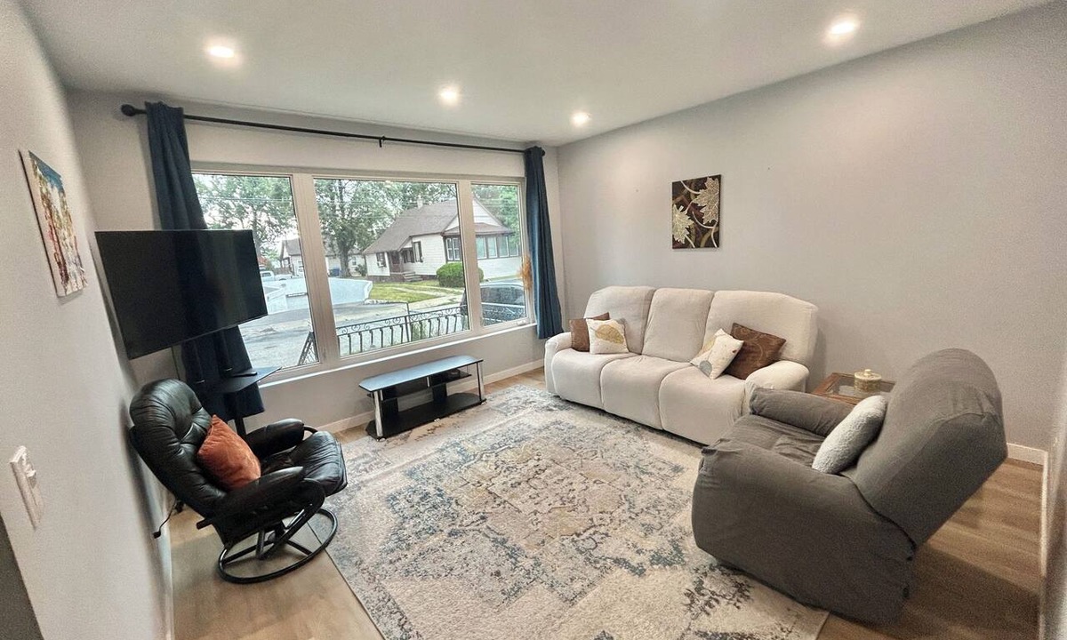 Walkerville House | Waterfront Views! Steps to Caesars & Downtown