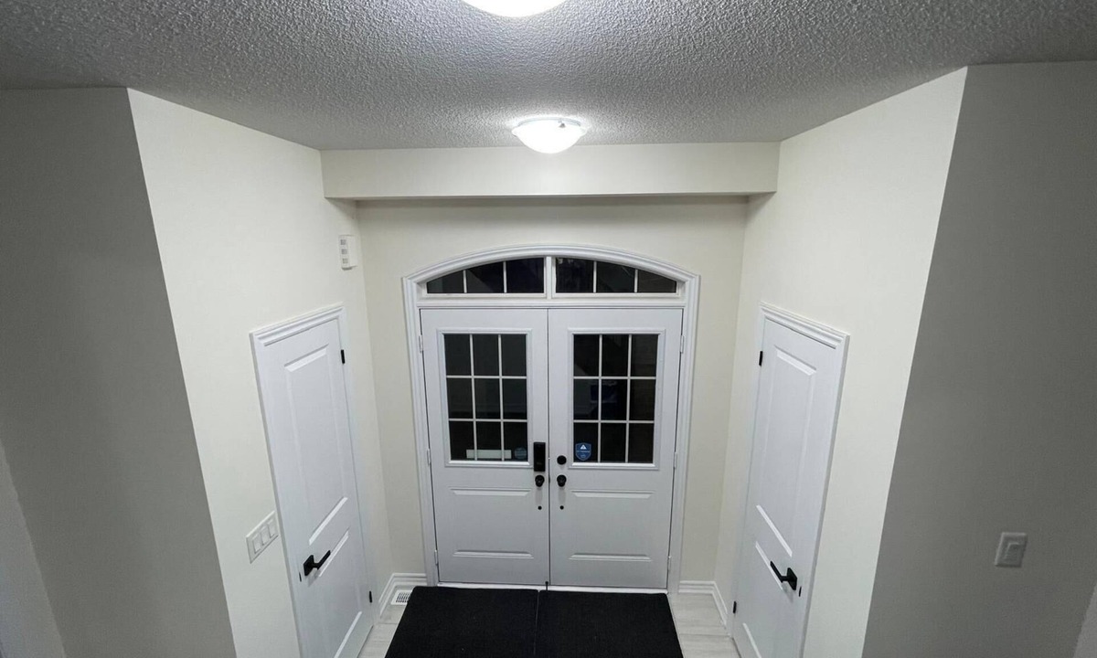 Brampton House | Welcome Home Away from Home ~6 Bed 3.5 Bath ~ Open Concept Kitchen-Living-Dining
