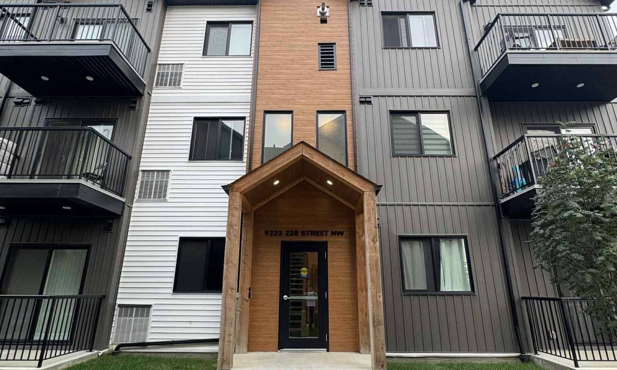 West Edmonton Condo | WEM Getaway! Bright & Cozy 2BR Condo Near the Mall