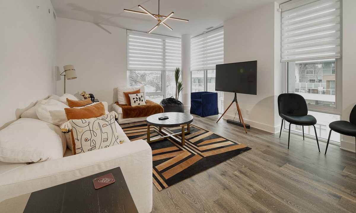 Midtown Toronto Condo | Yorkville | Sun-Filled 1317 SQFT 2Br 2Bath Boutique Condo