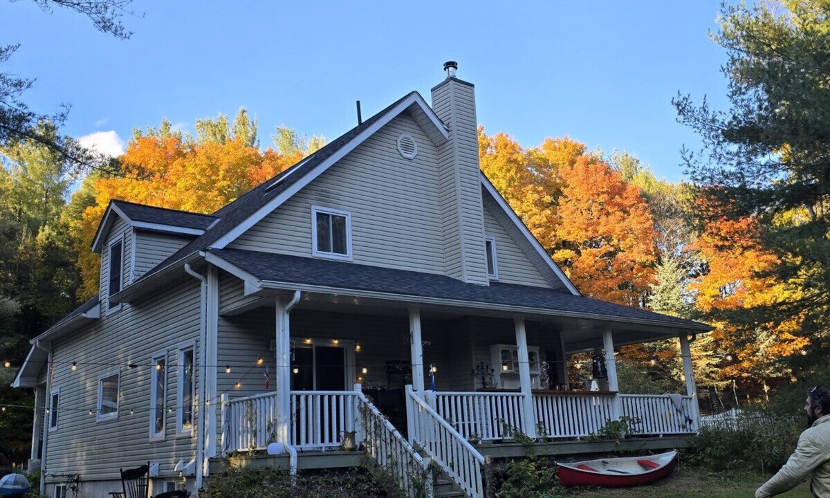 Bracebridge Cottage | Zuka Riverhouse + Cedar Hot Tub & Sauna in Muskoka
