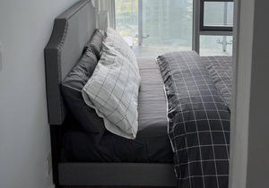 2BR Downtown Toronto Condo Steps to Union/CN Tower