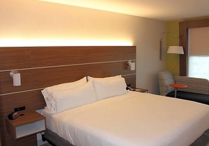 3-Star Hotel ∙ Holiday Inn Express & Suites Mississauga-Toronto Southwest, an IHG Hotel