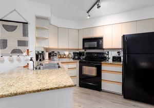 ❄︎Cloud Nine❄︎ | 2 BR Heated Pool & Hot Tub | Mountain Views | Free Parking