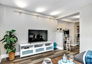 Modern/Stylish 2BR - Free Parking - Near Downtown!