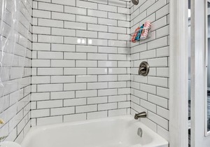 Modern/Stylish 2BR - Free Parking - Near Downtown!
