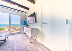 Suite 201: Beautiful 3-Bedroom Beachfront Townhouse
