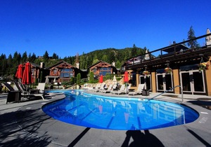 "true" Shuswap Lakefront Property - Lake Access out Your Back Door!