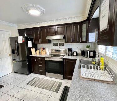 Mississauga House | 139 m² House ∙ 1 bedroom ∙ 2 guests