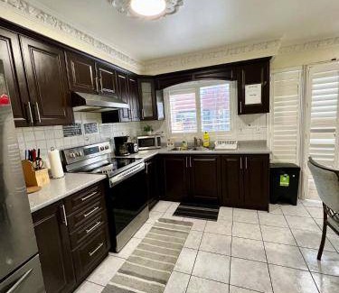 Mississauga House | 139 m² House ∙ 1 bedroom ∙ 2 guests