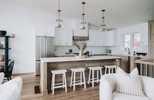 Port Stanley Cottage | 180 degree lake view, luxury Port Stanley escape overlooking the beach!