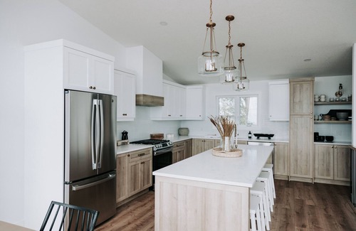 Port Stanley Cottage | 180 degree lake view, luxury Port Stanley escape overlooking the beach!