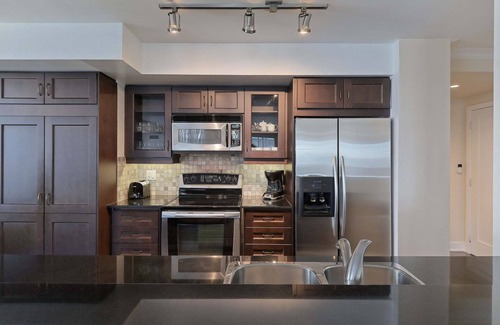 Toronto Entertainment District Apartment | 2 Bedroom/2 Bathroom Deluxe Suite