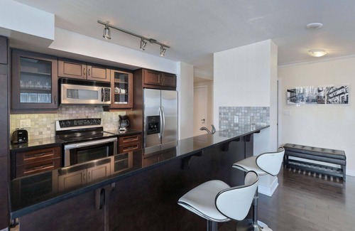 Toronto Entertainment District Apartment | 2 Bedroom/2 Bathroom Deluxe Suite