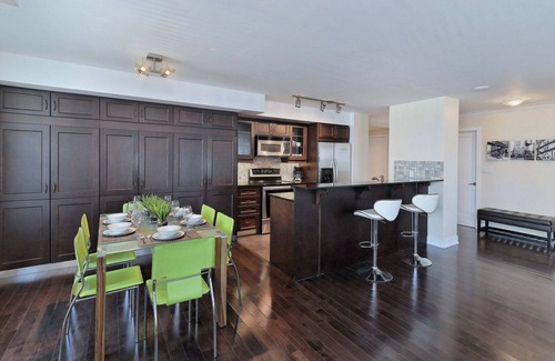 Toronto Entertainment District Apartment | 2 Bedroom/2 Bathroom Deluxe Suite