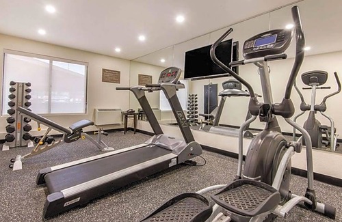 Northeast Mississauga Hotel | 2-Star Hotel ∙ Comfort Inn Airport West