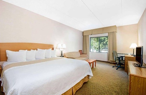 Endion Hotel | 2-Star Hotel ∙ Days Inn by Wyndham Duluth Lakewalk