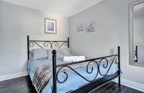 Centretown West Apartment | 2BR Apartment w Rooftop Terrace access & Netflix
