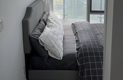 Financial District Condo | 2BR Downtown Toronto Condo Steps to Union/CN Tower