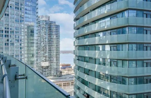 Toronto Entertainment District Apartment | 2BR Downtown Toronto Condo Steps to Union/CN Tower