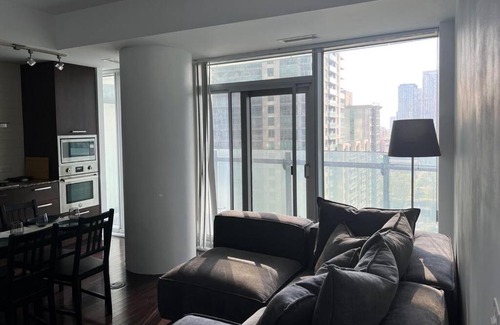 Toronto Entertainment District Apartment | 2BR Downtown Toronto Condo Steps to Union/CN Tower