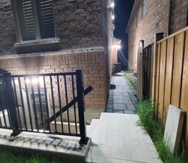 Brampton Apartment | 3 bdrm 3 bath bsmt Brampton Toronto, Sleeps 16