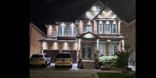Brampton Apartment | 3 bdrm 3 bath bsmt Brampton Toronto, Sleeps 16
