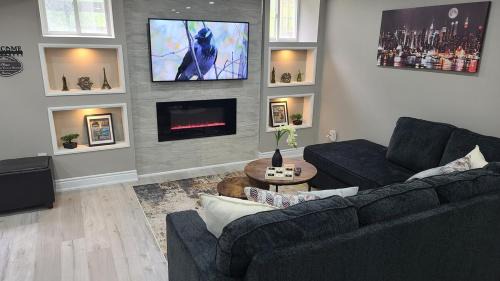 Brampton Apartment | 3 bdrm 3 bath bsmt Brampton Toronto, Sleeps 16